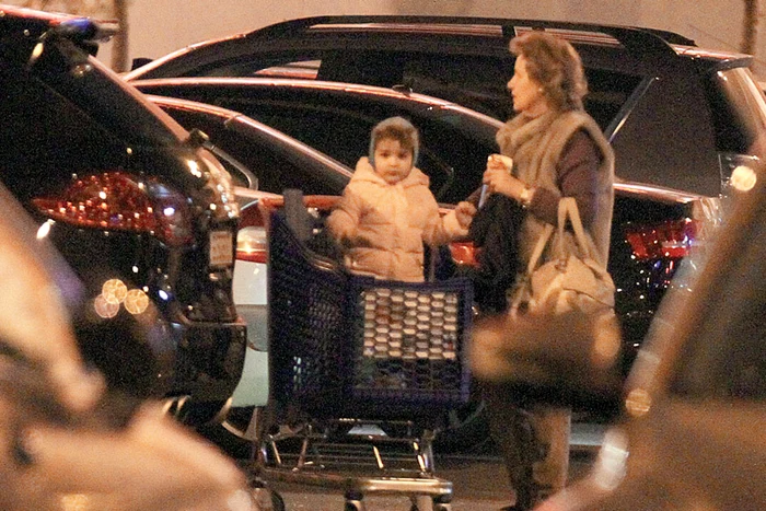 Bunica are grijă de nepoţică, până ce Bebe Ionescu aranjează cumpărăturile în maşină