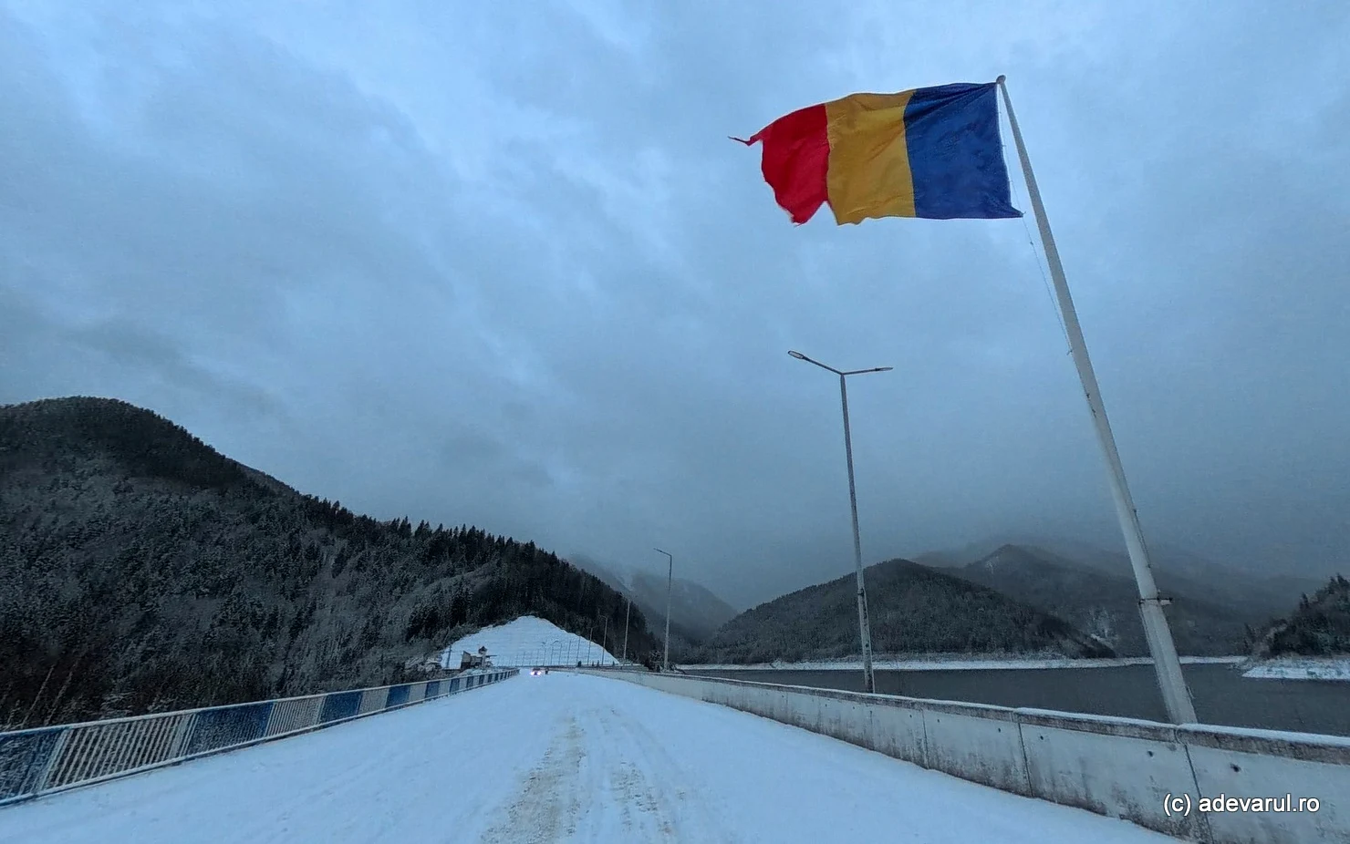 Barajul Gura Apelor din Retezat, atracția iernii. Colosul ridicat din stânci și granit, în inima munților