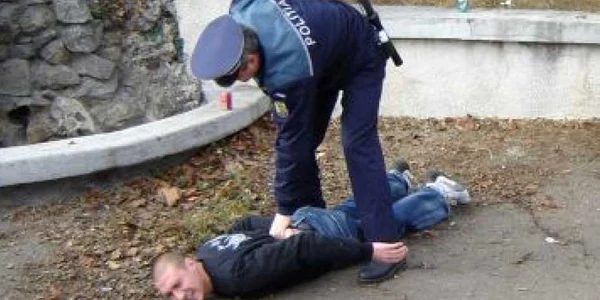 Poliţiştii i-au reţinut pe suspecţi 