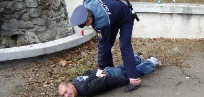 Poliţiştii i-au reţinut pe suspecţi
