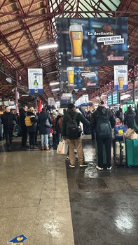 Sute de oameni așteaptă în Gara de Nord