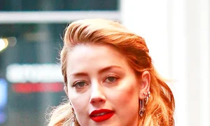 Amber Heard, cu sânii la vedere, într o bluză transparentă jpeg