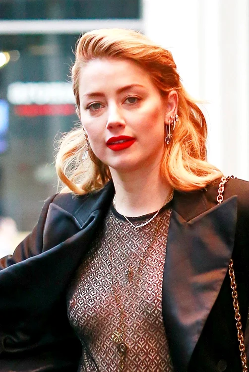 Amber Heard, cu sânii la vedere, într-o bluză transparentă
