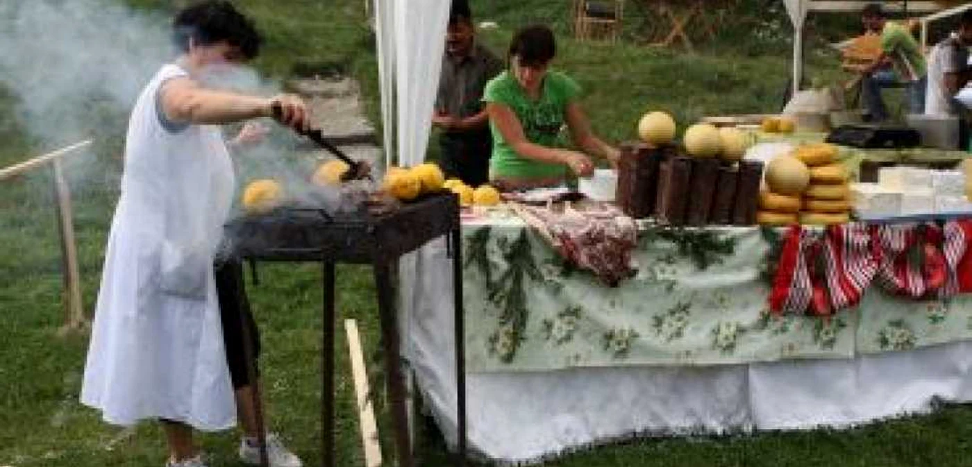 Braşov: „Răvăşitul oilor“, cu brânză şi pastramă, la Bran (GALERIE FOTO)