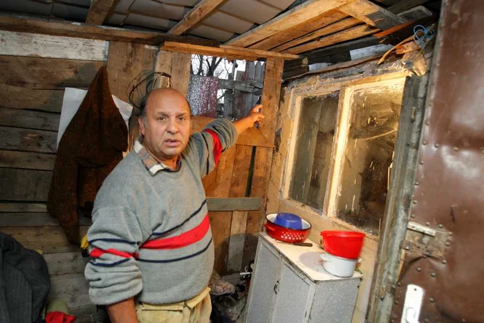 Mircea Mitilan a cârpit cum a putut casa, astfel încât cei doi copii să sufere cât mai puţin de frig.