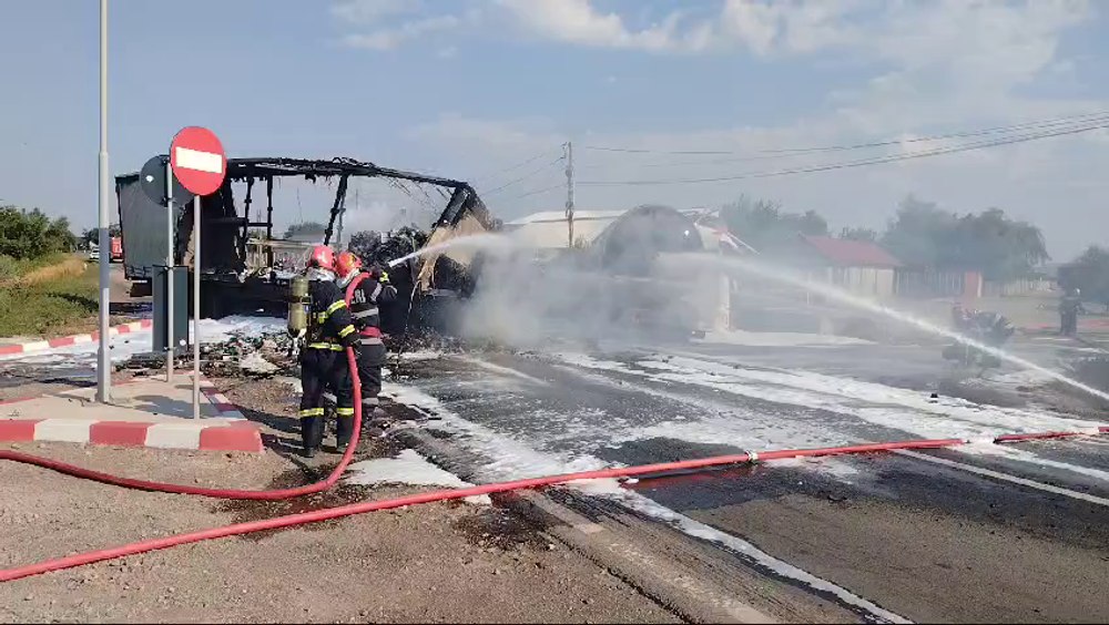 Pericol de explozie într-o localitate din județul Brăilă, după ce o cisternă s-a ciocnit cu un alt autocamion GALERIE FOTO VIDEO