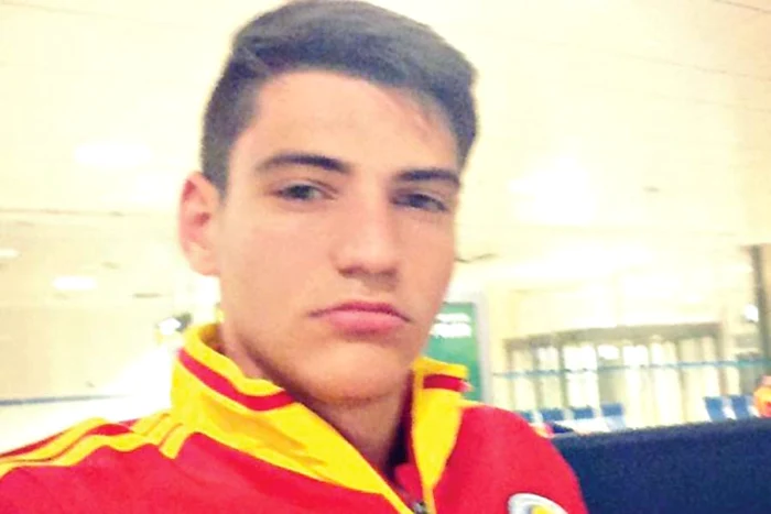 Mădălina (în stânga) se află în vacanţă cu  prietenii în Grecia (FOTOGRAFII: ARHIVA PERSONALĂ)