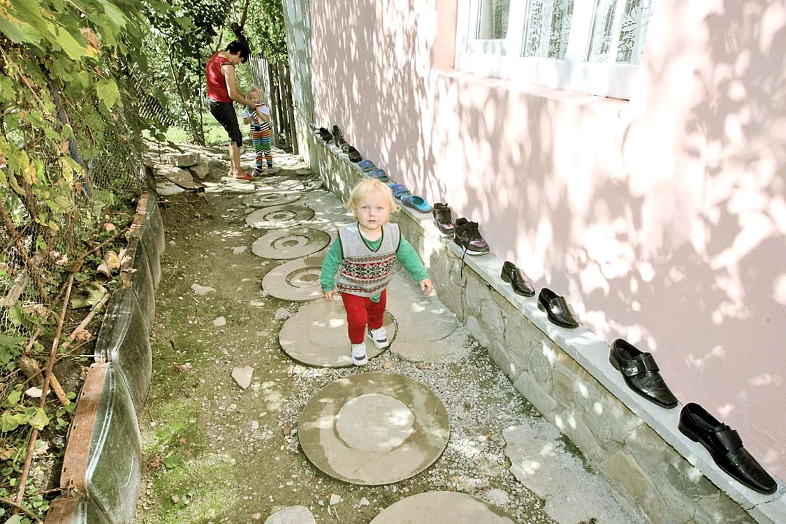 Încălţările spălate stau la uscat înşirate în curte