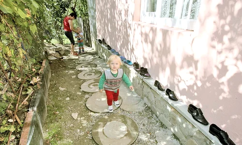 Încălţările spălate stau  la uscat înşirate în curte jpeg