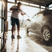 Spălătorie auto - un bărbat își spală mașina FOTO Shutterstock 