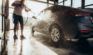 Spălătorie auto - un bărbat își spală mașina FOTO Shutterstock 