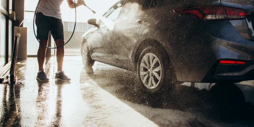 Spălătorie auto - un bărbat își spală mașina FOTO Shutterstock 