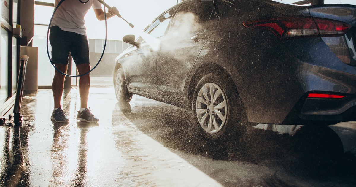 Trei bărbați, arestați după ce au furat bani din spălătorii auto din Buzău.