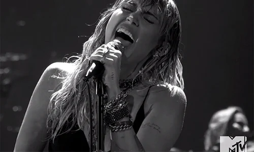 Miley Cyrus a emoţionat pe toată lumea prin melodia pe care a ales să o interpreteze jpeg