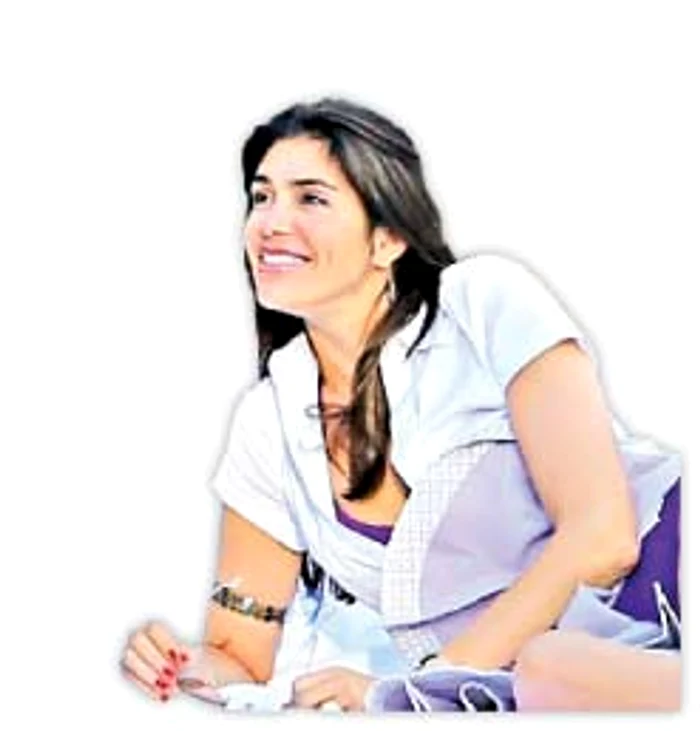 Dezinvoltă, bruneta s-a tolănit pe un  şezlong invitându-l pe Butler să i se alăture