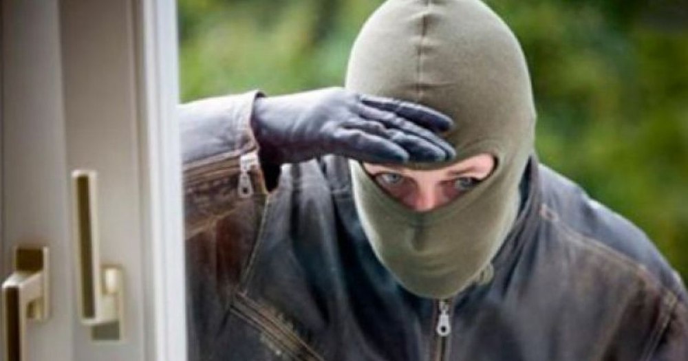 Un sucevean a spart casa vecinului ca să-i fure băutura. Ce a pățit hoțul de afinată