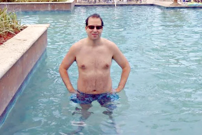 “Eu la piscina  hotelului  de 5 stele  Astoria”