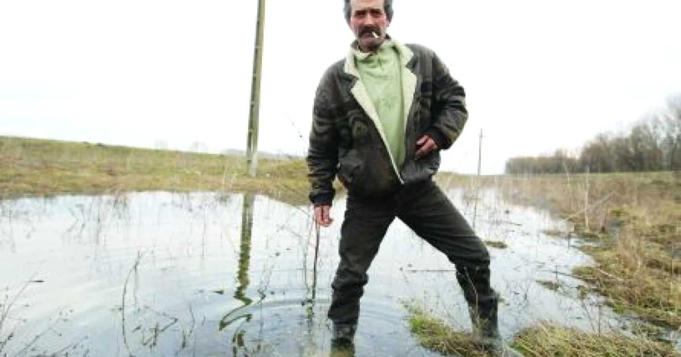 Peste o sută de hectare din terenurile lui Dinescu au fost inundate