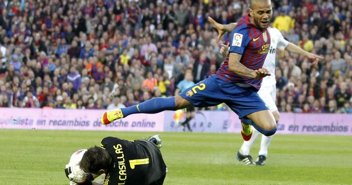 Barcelona - Real. Casillas intervine salvator la Alves * Foto: Reuters