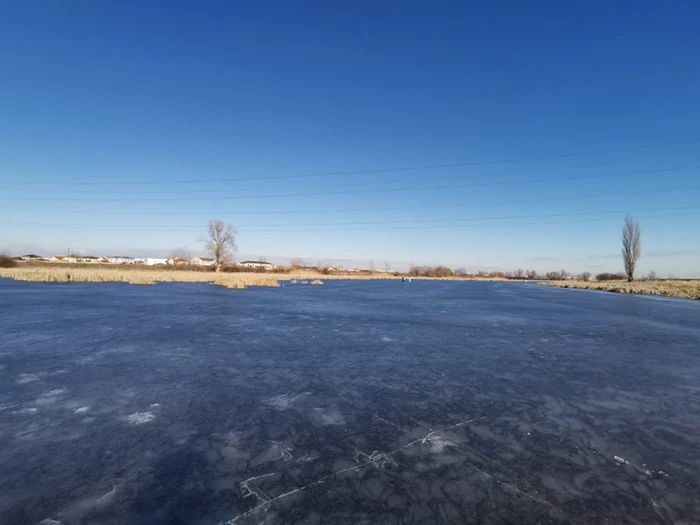 Lacul de lângă Timişoara a devenit patinoar natural FOTO Ş.Both