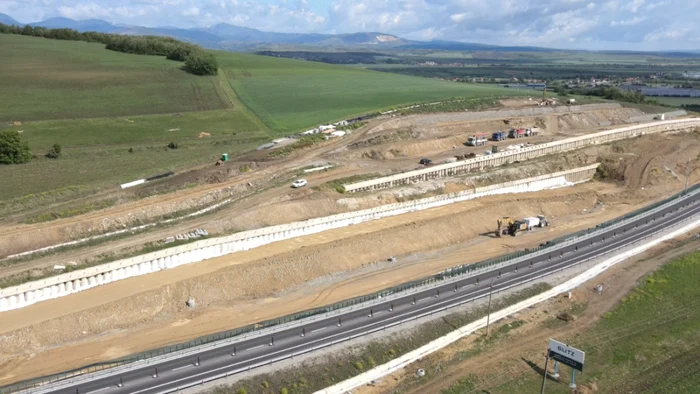 În zona alunecării de teren de la Oiejdea se circulă pe un singur sens. Foto: ziarulunirea.ro