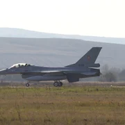 Un nou lot de trei aeronave F 16 Fighting Falcon a sosit la Câmpia Turzii FOTO  MAPN 4 jpg
