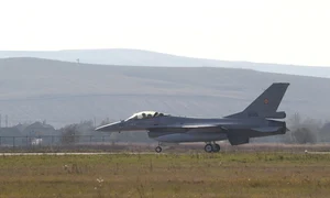 Un nou lot de trei aeronave F 16 Fighting Falcon a sosit la Câmpia Turzii FOTO  MAPN 4 jpg