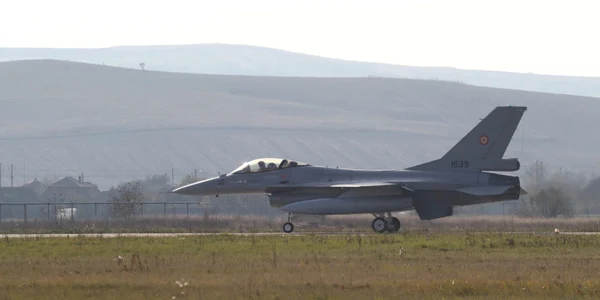 Un nou lot de trei aeronave F 16 Fighting Falcon a sosit la Câmpia Turzii FOTO  MAPN 4 jpg