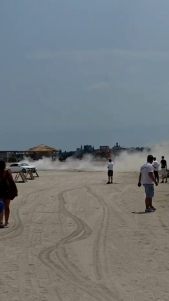 Un Mercedes a făcut drifturi pe o plajă din Constanța. Ce amenda uriașă a primit șoferul teribilist