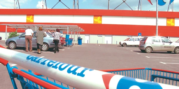 Carrefour este cel mai mare lanţ de hipermarketuri din România