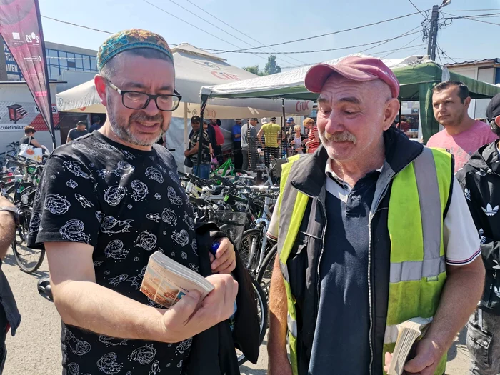 Vasile Ernu discută cu cei din piață FOTO Ștefan Both