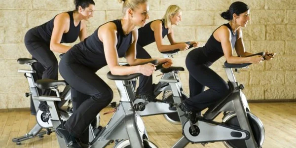 Antrenamentele intense, cum sunt cele de spinning, reduc apetitul mai mult decât cele moderate