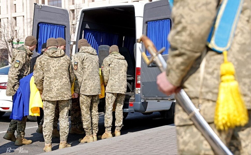 Peste 500 de militari uciși au fost aduși înapoi în Ucraina, în urma unui schimb al Kievului cu Moscova