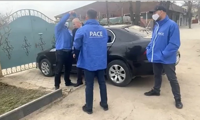 Momentul în care trei activişti ai PACE s-au apropiat de Tudor Tutunaru şi l-au stropit pe faţă cu verde de briliant.