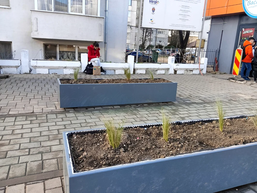 Primăria a pus cutii metalice cu pământ în locul băncilor FOTO MA (1) jpg