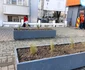 Primăria a pus cutii metalice cu pământ în locul băncilor FOTO MA (1) jpg