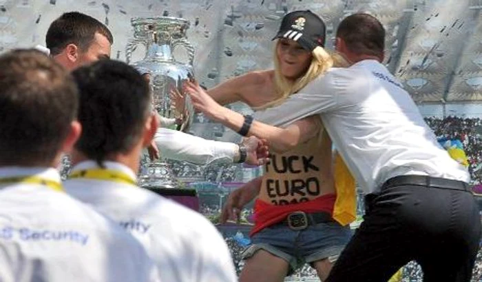 Tânăra i-a păcălit pe oamenii pe ordine (Foto: AFP)