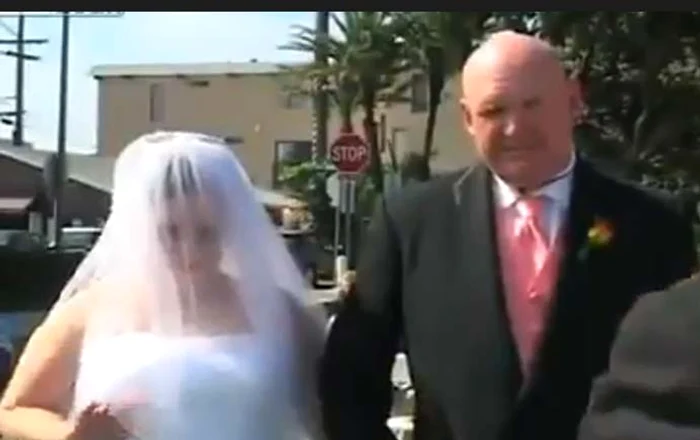 Mireasa scoate telefonul mobil de la sutien