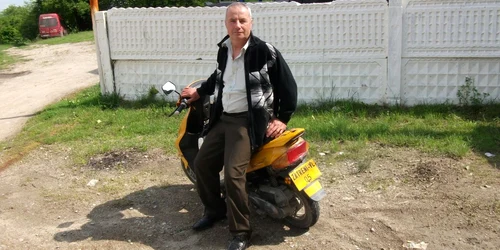 Dumitru Ciobanu a fost amendat că nu a purtat centură de siguranţă pe motoscuter