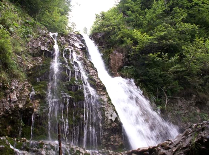 Cascada Urlătoarea dintre cele mai spectaculoase din România, datorită înălțimii sale de 15 metri și a debitului de apă impresionant