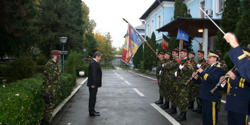 Ministrul Gabriel Oprea salută Drapelul de luptă al Brigăzii 2 Infanterie din Craiova