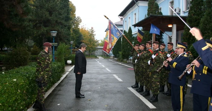 Ministrul Gabriel Oprea salută Drapelul de luptă al Brigăzii 2 Infanterie din Craiova