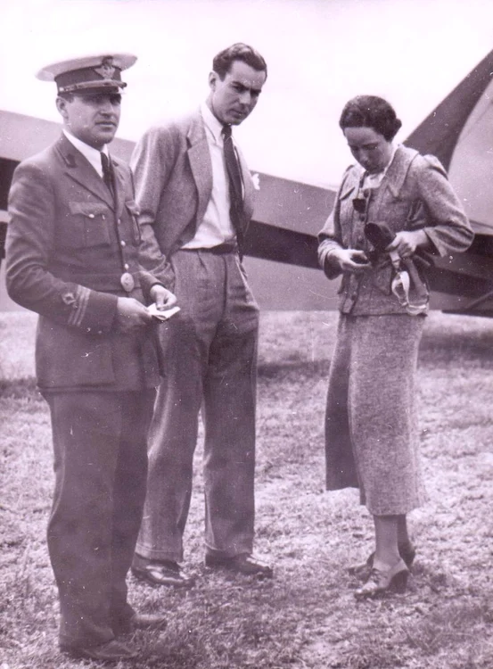 Băneasa,  1936: alături de prinţesa aviatoare Marina Ştirbey