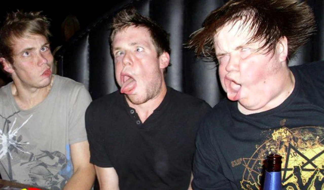 9. Tipii din imagine au consumat cam mult alcool