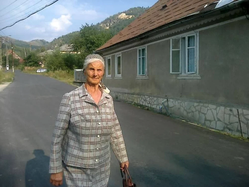 Tanti Josefina a ieşit să întâmpine la Roşia Montană Comisia Permanentă Comună a Camerei Deputaţilor şi Senatului pentru relaţia cu UNESCO. Fotografie realizată de Luminiţa Dejeu