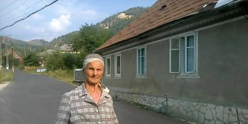 Tanti Josefina a ieşit să întâmpine la Roşia Montană Comisia Permanentă Comună a Camerei Deputaţilor şi Senatului pentru relaţia cu UNESCO. Fotografie realizată de Luminiţa Dejeu.