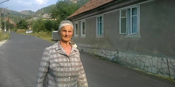 Tanti Josefina a ieşit să întâmpine la Roşia Montană Comisia Permanentă Comună a Camerei Deputaţilor şi Senatului pentru relaţia cu UNESCO. Fotografie realizată de Luminiţa Dejeu.