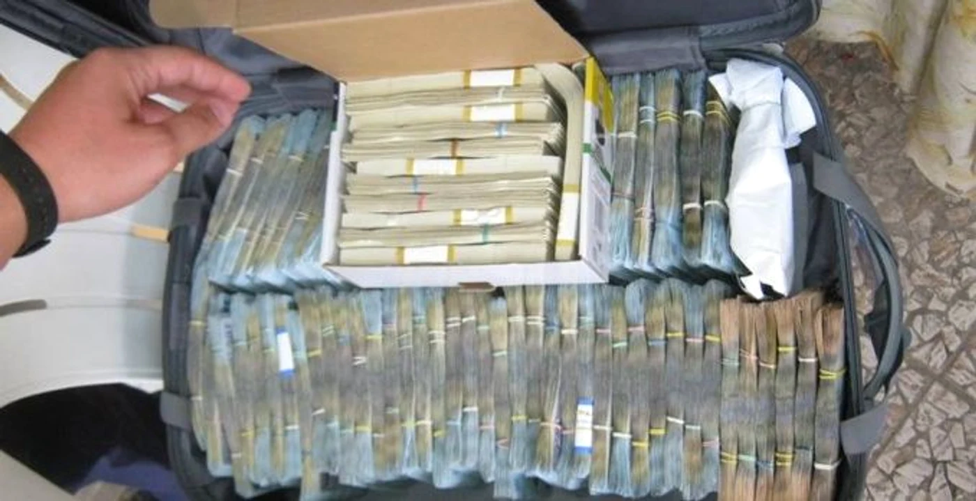 La percheziţiile de la Oradea a fost găsită o valiză cu bani