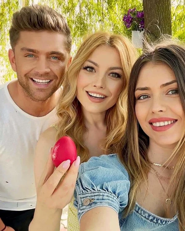 
    Elena Gheorghe, alături de frații ei   