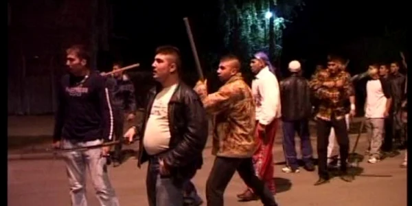 Romii din cartierul Faţa Luncii au ieşit în anul 2003 în stradă înarmaţi până în dinţi 